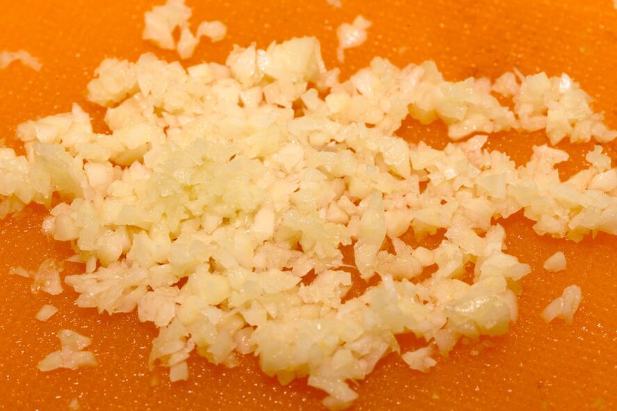 Chopped garlic - the basis of an infusion that eliminates parasites