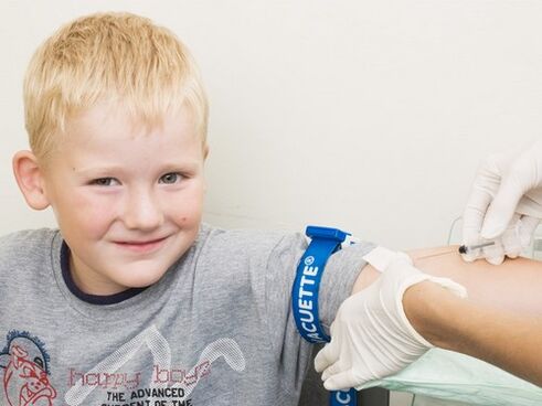 A child donates blood for analysis if he is suspected of being infected with parasites.